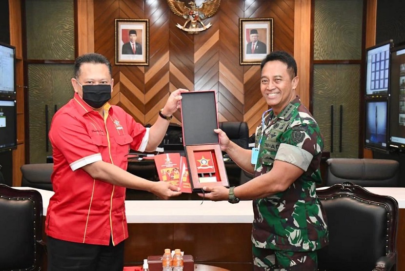 Bamsoet bertemu KSAD Jenderal TNI Andika Perkasa, di ruang kerja KSAD, di Jakarta, Selasa (7/4).