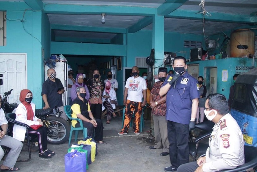 Bamsoet memberikan bantuan kepada para supir bajaj, di daerah Pulogadung Jakarta, Jumat (8/5).