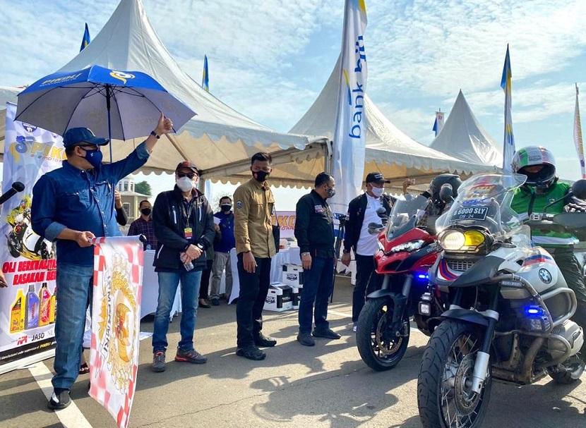 Bamsoet saat melepas Tim Standardisasi Tata Cara Berkendara Sepeda Motor Berkelompok IMI, di Kawasan Lippo Meikarta, Bekasi, Jawa Barat, Sabtu (19/9).