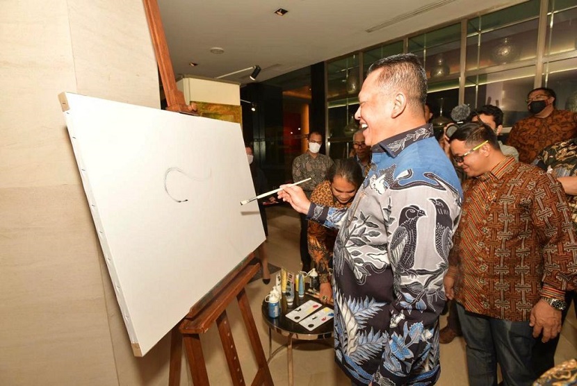 Bamsoet saat membuka pameran tunggal lukisan karya Iwan Suhaya bertajuk I.DEN.TI.TY, di Hotel Mandarin Jakarta, Jumat malam (4/9).