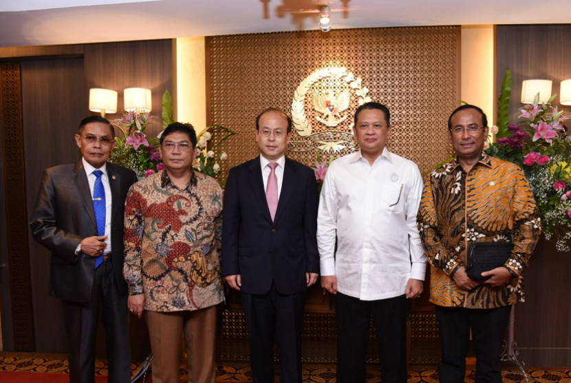 Bamsoet saat menerima Duta Besar RRT untuk Indonesia Xiao Qian di ruang kerja Ketua DPR, Jakarta, Rabu (18/4) lalu.