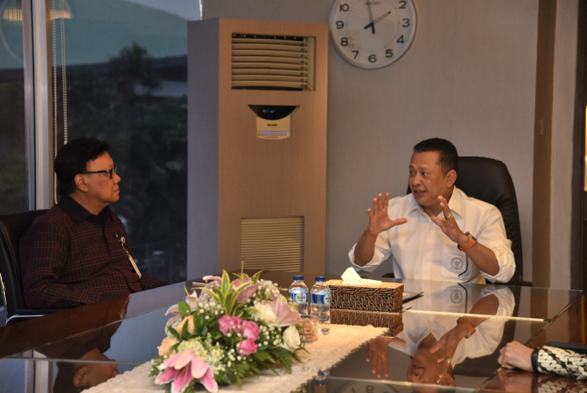Bamsoet saat menerima Menteri Dalam Negeri Tjahjo Kumolo di ruang kerja Pimpinan DPR RI, Jakarta, Jumat (6/4).