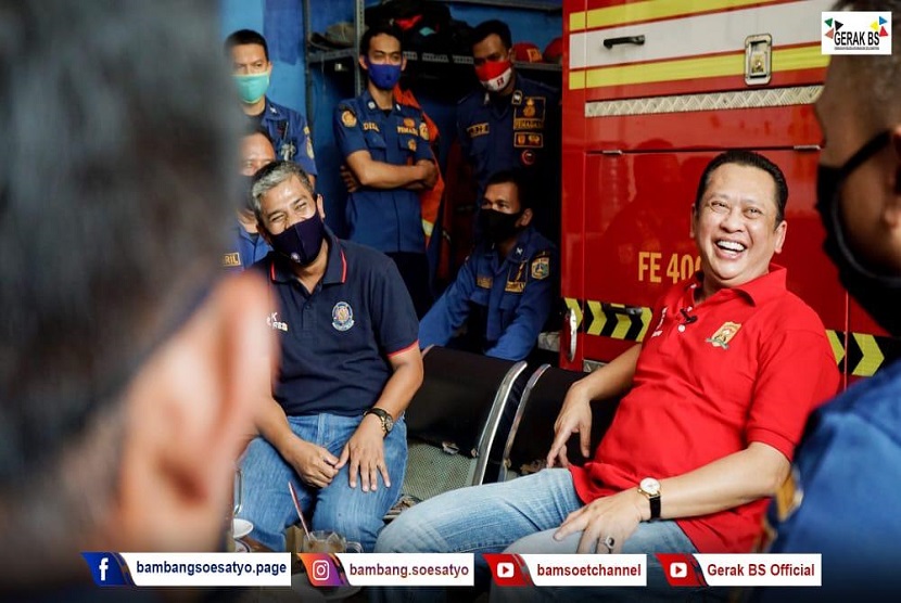Bamsoet saat ngobras atau ngobrol santai dengan petugas pemadam kebakaran Jakarta Selatan, di Jakarta, Sabtu (29/8) seperti ditayangkan dalam akun YouTube Bamsoet Channel.