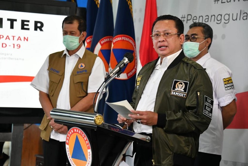 Bamsoet usai memberikan dukungannya sebagai Pimpinan MPR RI kepada Satuan Gugus Tugas Percepatan Penanganan Covid-19 yang dipimpin oleh Letjen TNl AD Donny Monardo di Graha Badan Nasional Penanggulangan Bencana (BNPB), Jakarta, Kamis (2/4).