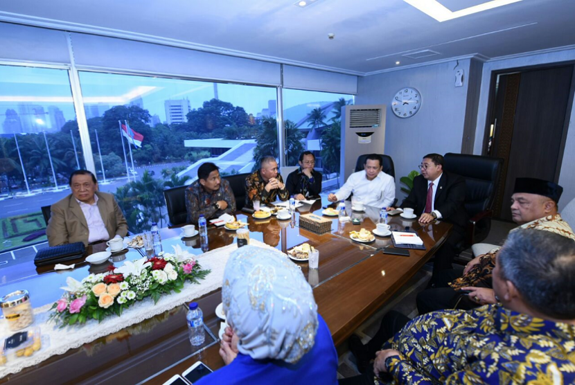 Bamsoetndalam pertemuan informal Pimpinan DPR dengan para Pimpinan Fraksi, Pimpinan Komisi dan Pimpinan alat kelengkapan DPR RI, di Ruang Rapat Pimpinan DPR, Selasa (13/3).