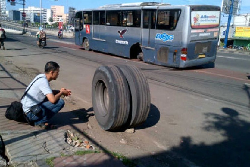 Ban bus transjakarta yang menggelinding