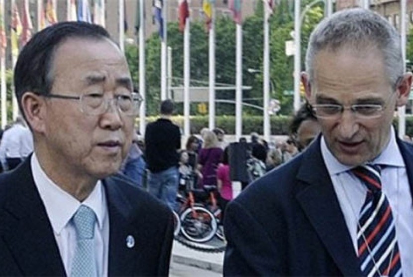 Ban Ki-Moon dan Martin Nesirky (kanan)