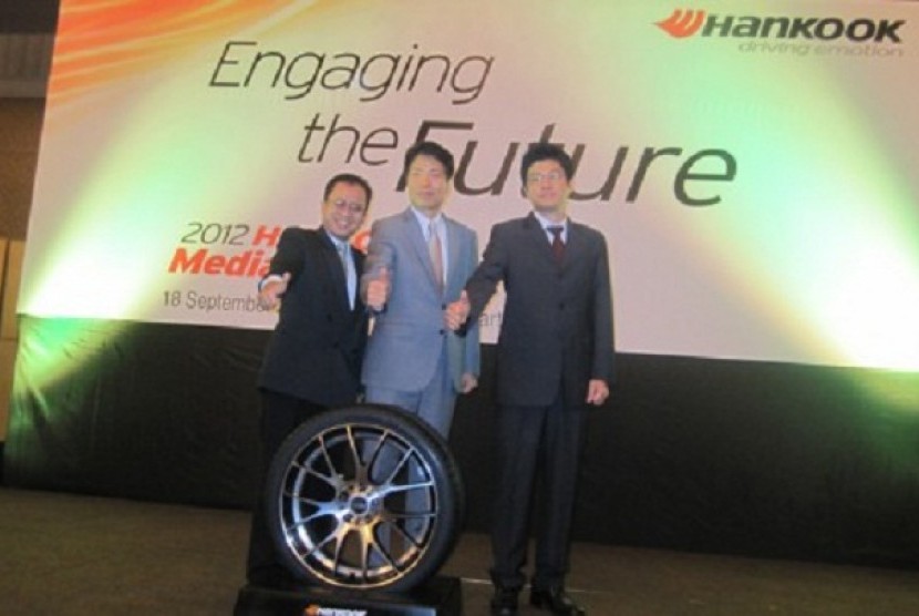 Ban Ventus S1 evo2 dari Hankook Tire dipamerkan di International Motor Show (IIMS) 2012.