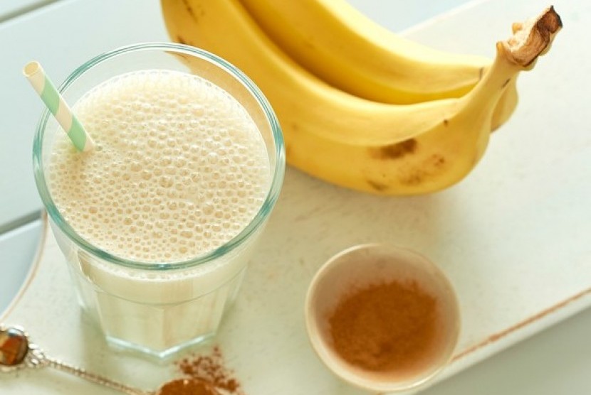 Banana oatmeal smoothie bisa dibuat dari pisang yang sudah terlalu matang. Smoothie ini cocok untuk sarapan.