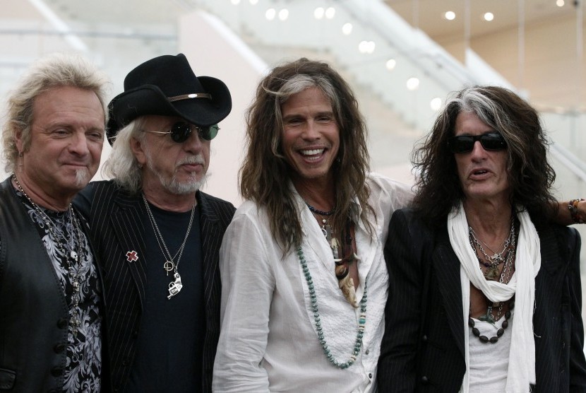 Anggota band Aerosmith dari kiri ke kanan Joey Kramer, Brad Whitford, Steven Tyler, dan Joe Perry. Gugatan Kramer terhadap bandnya untuk bisa ikut tampil di Grammy kandas. 