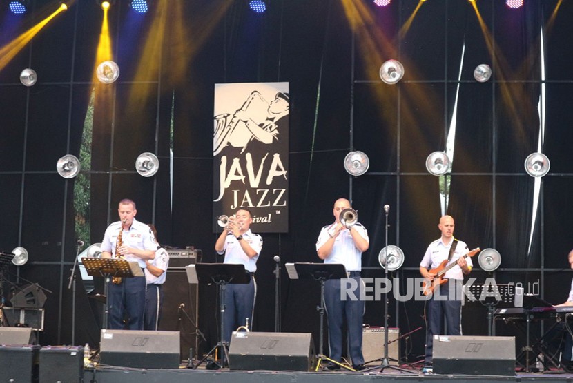 Band angkatan udara Amerika Serikat Papana Jazz Ensemble mencuri perhatian penonton pagelaran jazz internasional Java Jazz Festival Internasional, di hall outdoor Garuda Indonesia, Jumat (2/3). 