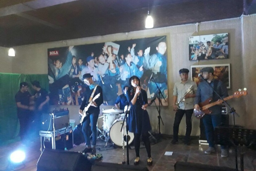 Band asal Bandung, Mocca saat tampil di Mess Persib, Kamis (7/9).