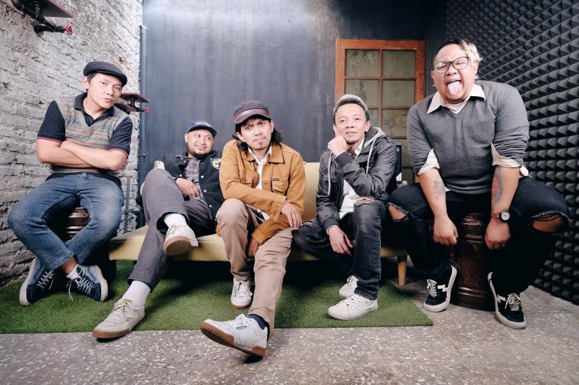 Band asal Bandung, Rocket Rockers, menghadirkan lagu Reuni format baru dalam versi akapela untuk album kompilasi bertema kemanusiaan, Voice of Humanity. 