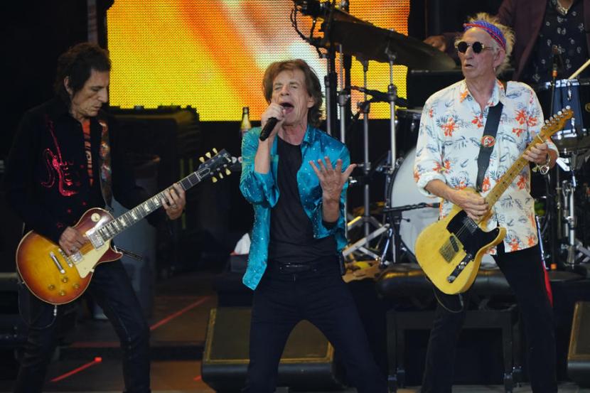 Band asal Inggris The Rolling Stones saat tampil di Berlin, Jerman, 3 August 2022. Rolling Stones akan meluncurkan album musik barunya pada tahun depan.