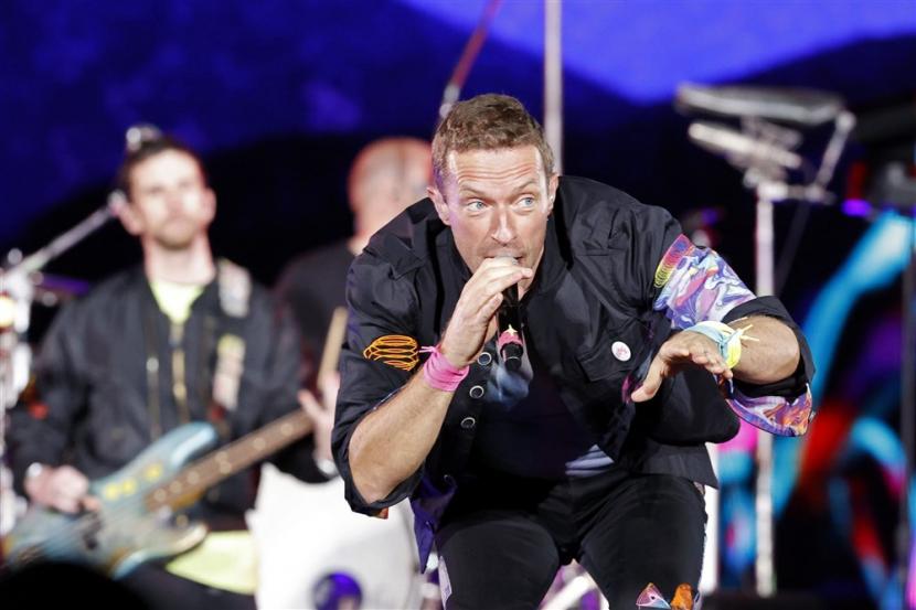 Band Coldplay. Sebelum menyaksikan konser Coldplay di Jakarta pada 15 November 2023, penggemar perlu mengetahu dari mana nama Coldplay berasal. Nama ini didapat dari judul buku puisi 1997 berjudul Childs Reflection: Cold Play.