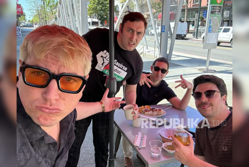 Band folk asal Irlandia, The Mary Wallopers. Penampilan dihentikan secara tiba-tiba di Victorious Festival, Portsmouth, Inggris, setelah mereka mengibarkan bendera Palestina dan menyerukan dukungan untuk kemerdekaan Palestina dari atas panggung. 