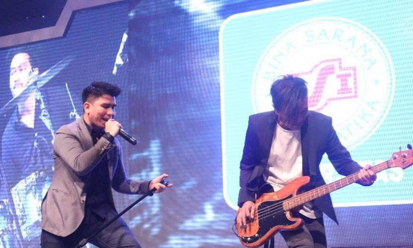 Band Govinda tampil dalam wisuda Universitas BSI di BSI Convention Center (BSI Convex) yang beralamat di Jalan Raya Kaliabang No 8, Perwira, Bekasi Utara, Bekasi.