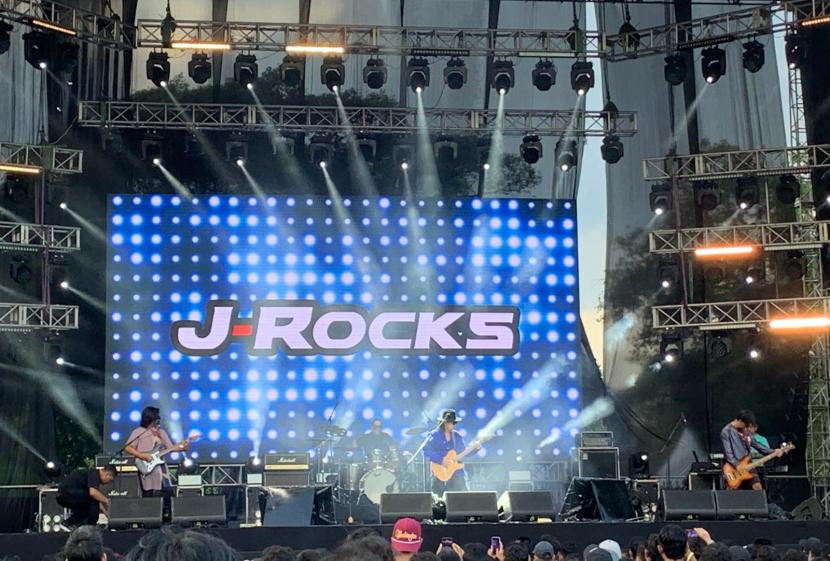 Band J-Rocks tampil energik bersama penonton di panggung utama Everblast Festival pada hari kedua, Ahad (5/3/2023).
