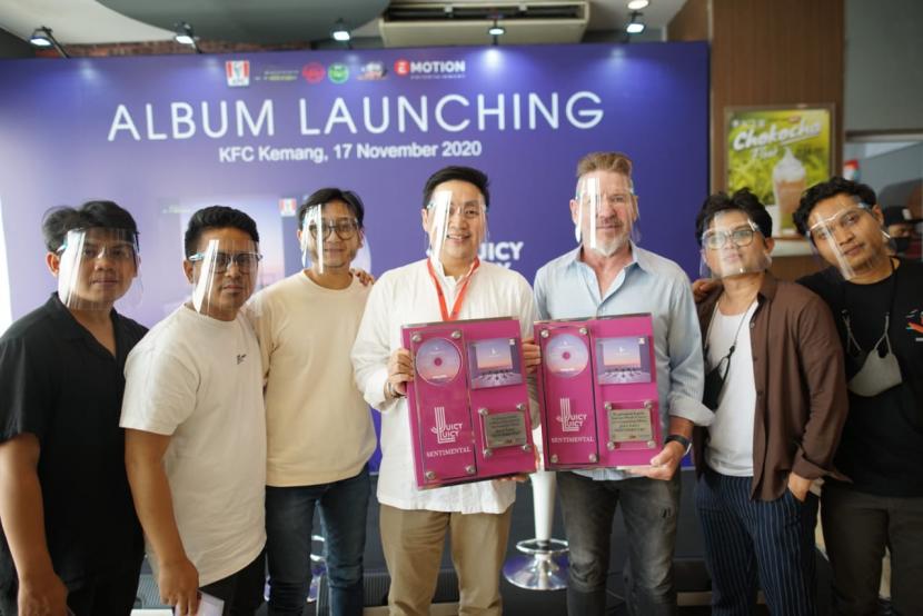 Band Juicy Luicy menghadirkan album Sentimental CD tersedia di seluruh gerai KFC se-Indonesia. 