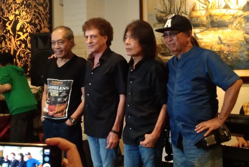 Band legendaris God Bless menggelar buka puasa bersama sekaligus syukuran atas dimulainya proses produksi rekaman album ketujuh mereka di Resto Kampoeng Bangka, Jakarta, Kamis (30/6).