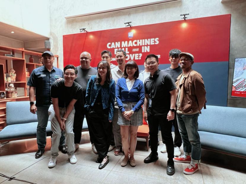 Band Maliq & D Essentials bersama pihak-pihak terkait saat konferensi pers persiapan konser Can Machines Fall In Love? (CMFIL) Album Tour 2024 di Jakarta pada Rabu (10/10/2024).