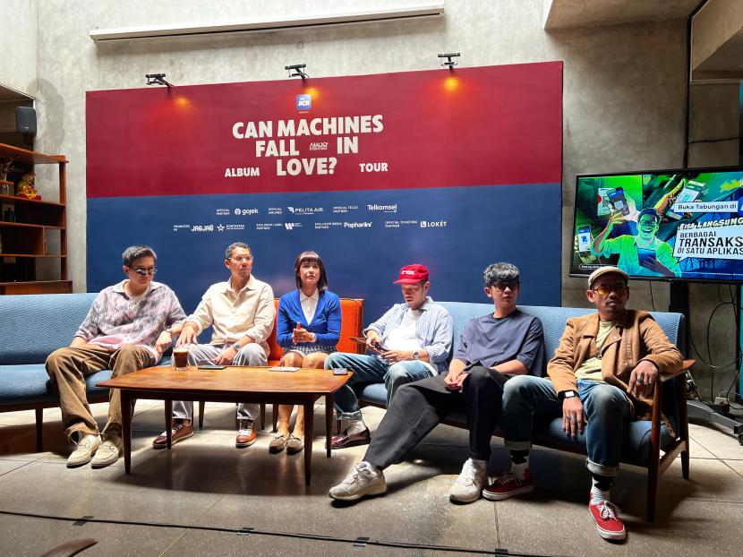 Band Maliq & D Essentials menggelar konferensi pers persiapan konser Can Machines Fall In Love? Album Tour 2024 di Jakarta pada Rabu (9/10/2024).