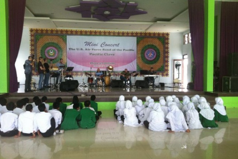 Band Militer AS, Pasific Clave beraksi dihadapan santri Ponpes Darul Qulom, Banten.