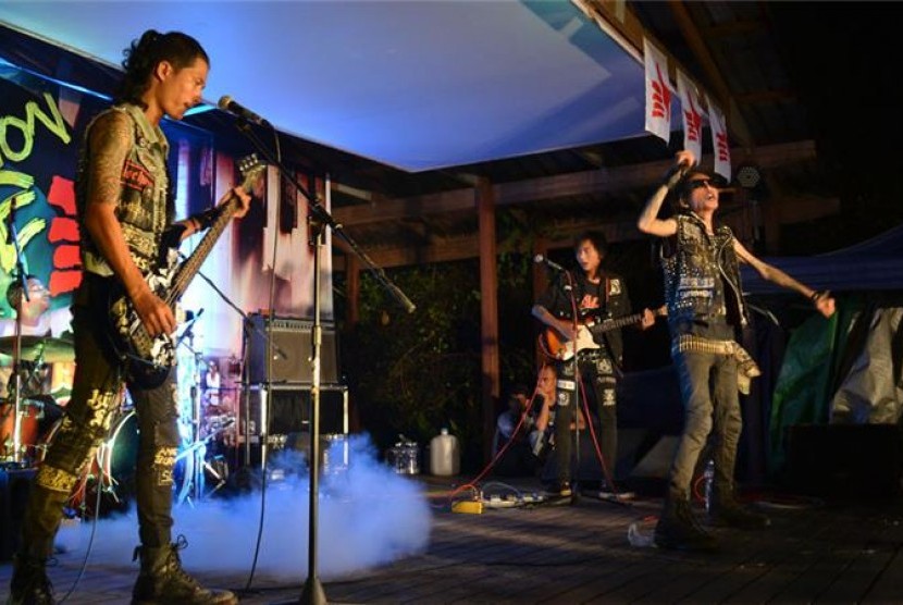 Band punk Myanmar, Side Effect