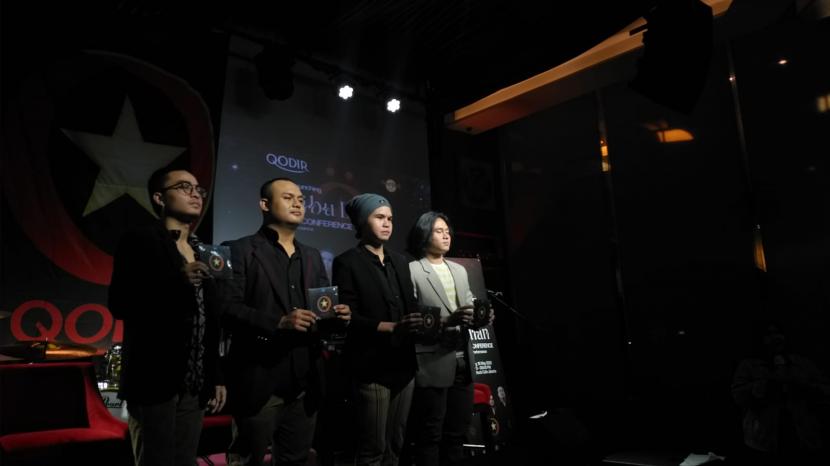 Band rock Qodir yang dipunggawai Dul Jaelani, Muhammad Xaviar, Deriel Sudiro, dan Axel CB merilis album perdana bertajuk Seribu Bulan di Hard Rock Cafe, Senin (16/5).