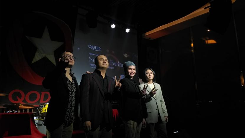 Band rock Qodir yang dipunggawai Dul Jaelani, Muhammad Xaviar, Deriel Sudiro, dan Axel CB merilis album perdana bertajuk Seribu Bulan di Hard Rock Cafe, Senin (16/5).