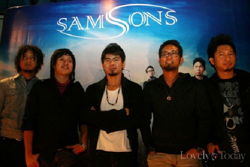 Band Samsons ditinggal vokalisnya Bamb (tengah)