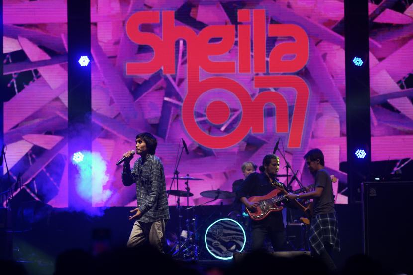 Band Sheila on 7 tampil di Jogja Volkswagen Festival (JVWF) 2022?di Taman Wisata Candi Prambanan, Sleman, DI Yogyakarta, Ahad (17/7/2022). Merayakan 27 kiprahnya, Sheila on 7 akan tur konser dimulai dari Jakarta pada 28 Januari 2023.