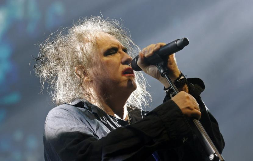 Band The Cure. Band punk rock legendaris The Cure merilis single terbaru mereka yang epik dan emosional berjudul Alone. 