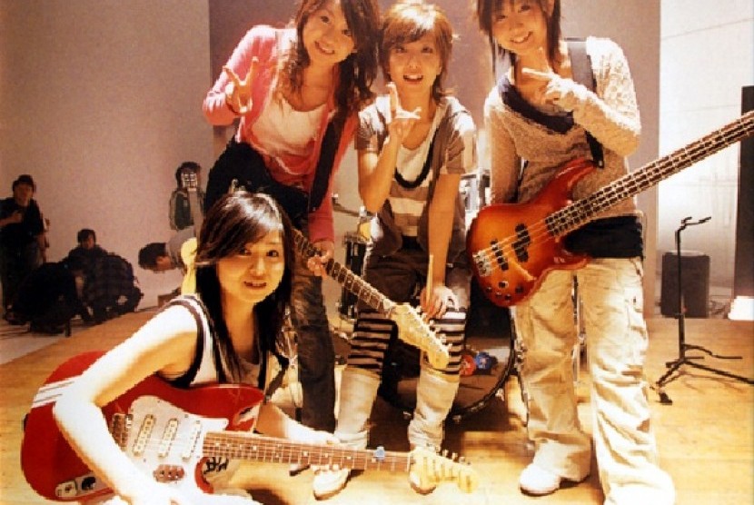 Band Zone, Miyu (kedua dari kanan)