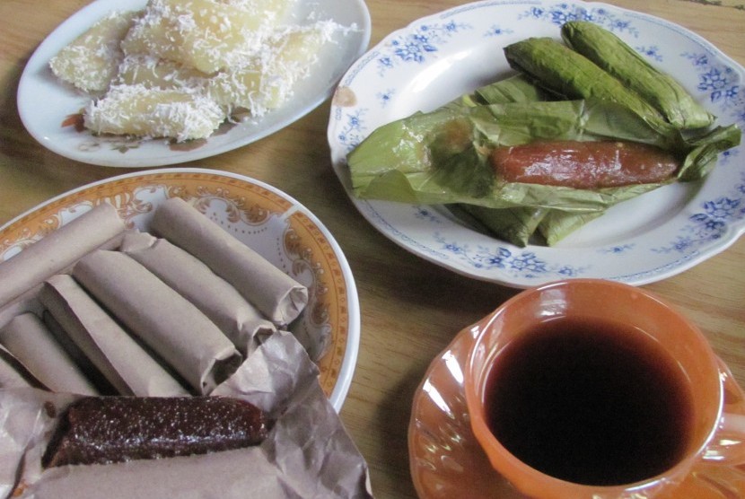 Bandang, bandang lojo, dan baje ba’tan, berbagai kudapan khas Kaluppini yang disajikan dengan kopi Enrekang.