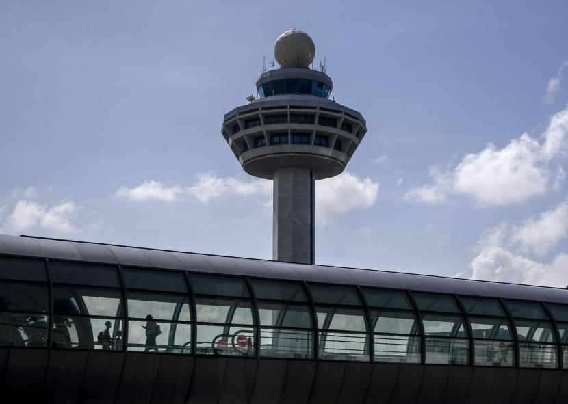 Bandara Changi di Singapura. Dua pelancong dari Johannesburg, Afrika Selatan, dites positif varian virus corona Omicron di Sydney, telah transit melalui bandara Changi. Pemerintah Indonesia belum memutuskan apakah akan menutup penerbangan dari Singapura menyusul kabar tersebut.