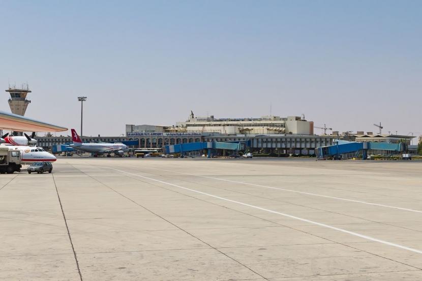 Bandara Damaskus. Bandara Internasional Damaskus di Suriah mengalami kerusakan signifikan pada infrastrukturnya akibat serangan udara Israel.