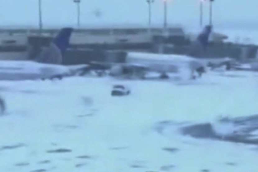 Bandara di AS lumpuh akibat badai salju