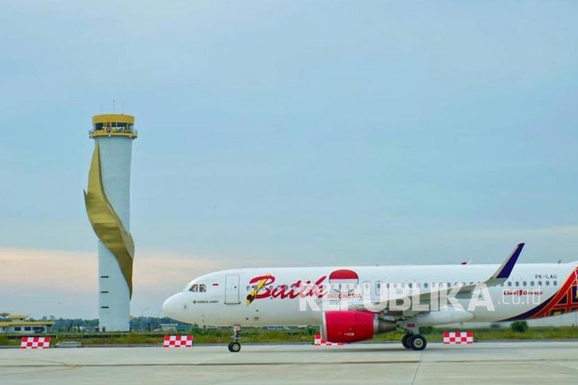 Sebuah pesawat salah satu maskapai nasional melintasi menara ATC  di salah satu bandara di wilayah kerja Angkasa Pura II.