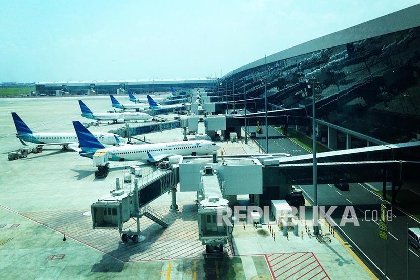 Deretan pesawat maskapai Garuda parkir di salah satu bandara di wilayah kerja Angkasa Pura II.