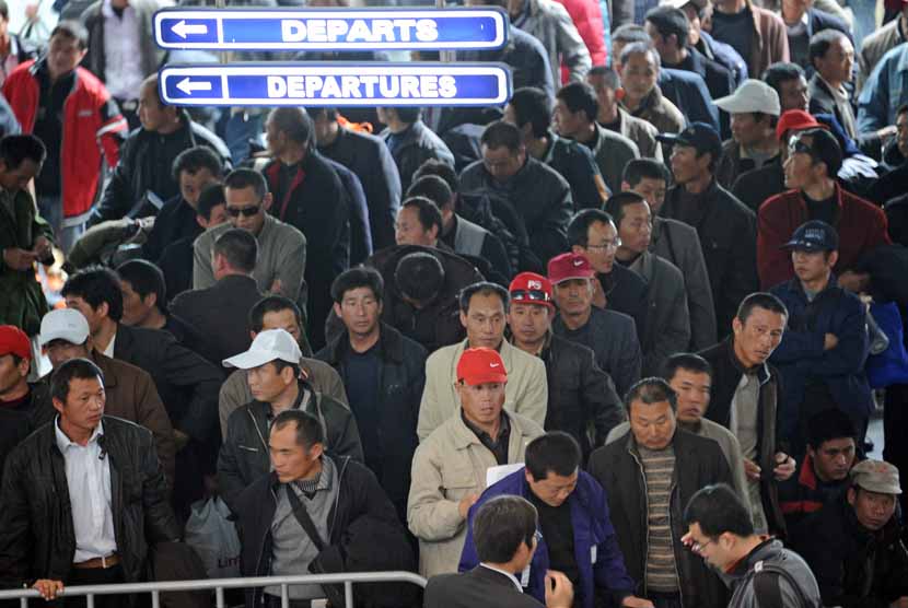 Bandara Djerba, Tunisia, dipenuhi ribuan pengungsi yang dievakuasi dari Libya. 