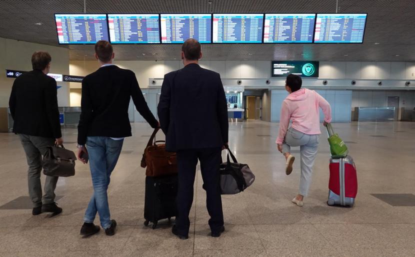 Bandara Domodedovo, Moskow, Rusia. Kasus omicron di Rusia melibatkan pendatang dari Afrika Selatan yang positif Covid-19.