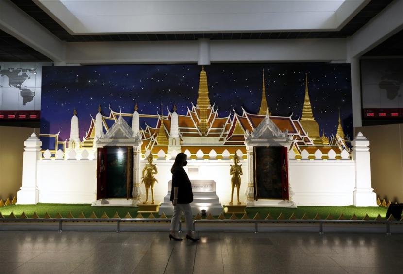 Bandara Don Mueang, Bangkok, Thailand. Seorang penumpang kakinya terperosok ke mesin travelator Bandara Don Mueang hingga buntung.