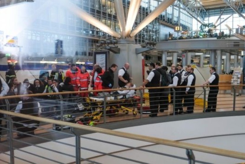 Bandara Hamburg, Jerman ditutup sementara karena bocornya zat korosif yang menyebabkan puluhan orang dievakuasi karena sesak napas, Ahad (12/2).