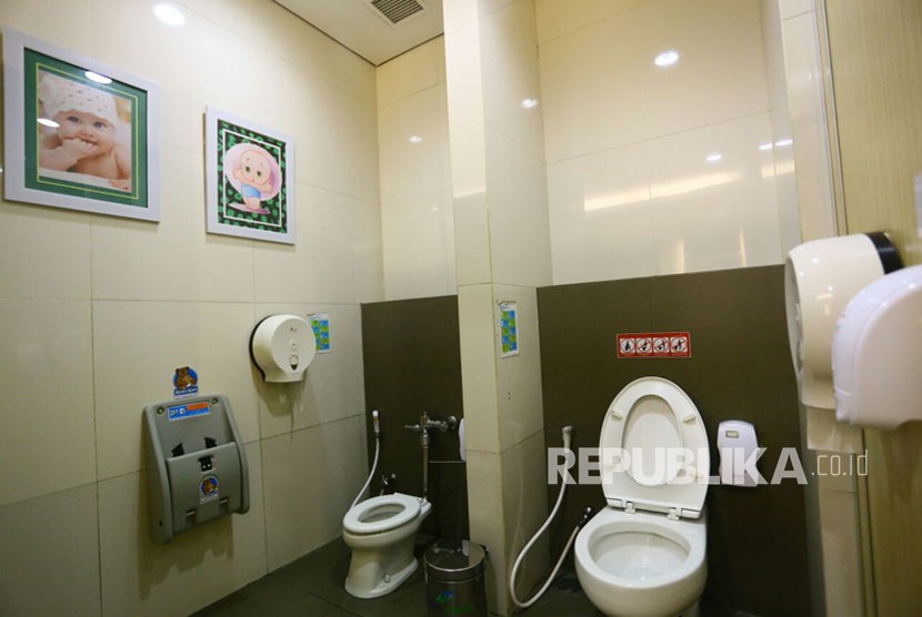 Toilet di kantor (ilustrasi). Sebuah video viral di China memperlihatkan petugas kebersihan minum air kloset.