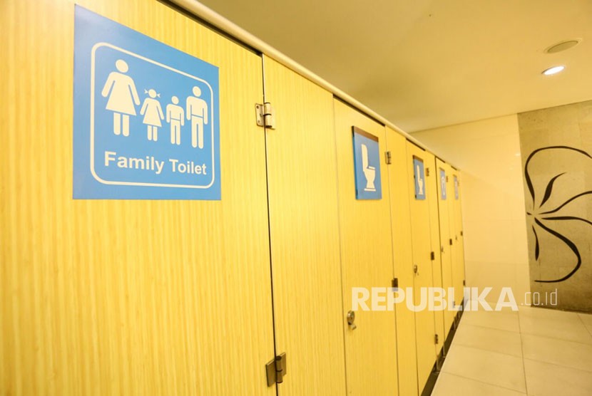 Bandara Internasional I Gusti Ngurah Rai menyediakan toilet keluarga. Toilet ini memfasilitasi orang tua yang membawa anak, terkhusus balita.