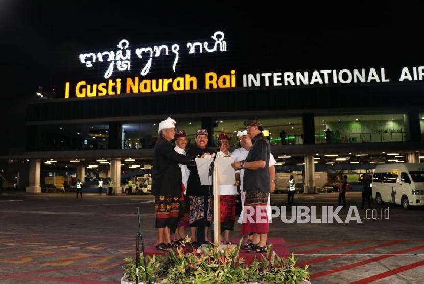 Bandara Internasional I Gusti Ngurah Rai resmi menambahkan aksara Bali melalui pemasangan signage di sejumlah area. 