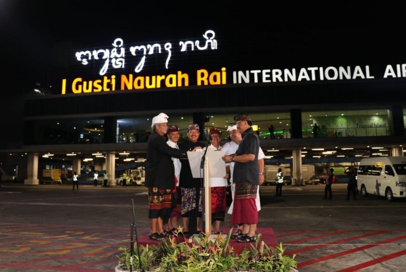 Bandara Internasional I Gusti Ngurah Rai resmi menambahkan aksara Bali melalui pemasangan signage di sejumlah area.  PT PP menjadi kontraktor untuk perluasan apron Bandara Ngurah Rai dengan nilai kontrak Rp 1,36 triliun.