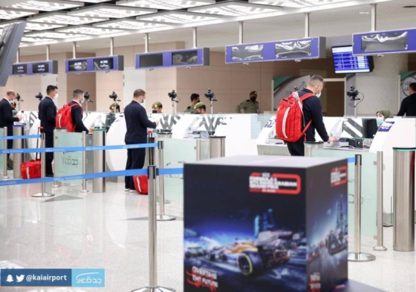 Arab Saudi Cegah Warganya ke Luar Negeri. Foto:  Bandara Internasional King Abdulaziz (KAIA) di Jeddah, Arab Saudi mulai menerima pembalap hebat dunia Formula 1 yang menjadi peserta ajang balap kecepatan terbesar dunia Grand Prix Formula 1 2021. Ajang ini akan dimulai Jumat (3/11).