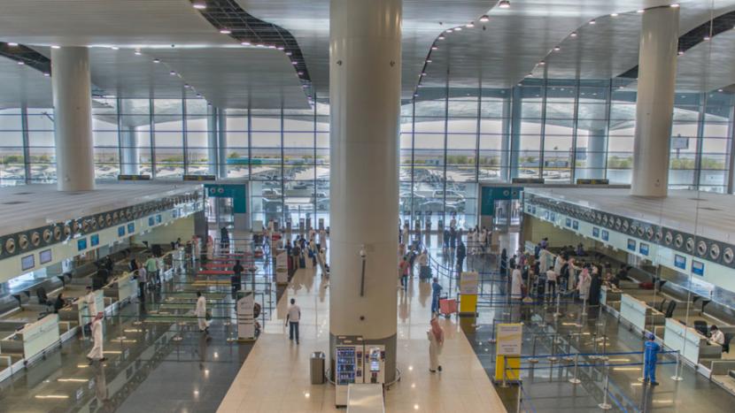 Suasana Bandara Internasional King Khalid di Riyadh, Arab Saudi. Dipicu oleh pertumbuhan yang signifikan di sektor perjalanan dan pariwisata Saudi, lalu lintas udara mengalami peningkatan yang kuat selama empat bulan pertama 2023.